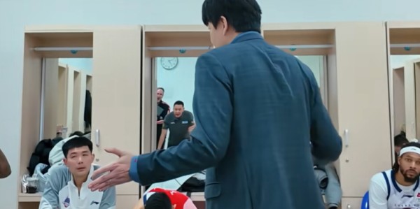 kaiyun-胜辽宁更衣室！邱彪与全队击掌庆祝，讲话重提心态与拼，氛围极佳