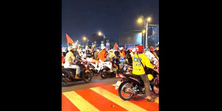 开云-越南民众深夜狂欢！美女球迷纯洁笑容 万人骑摩托+扛国旗涌上街头